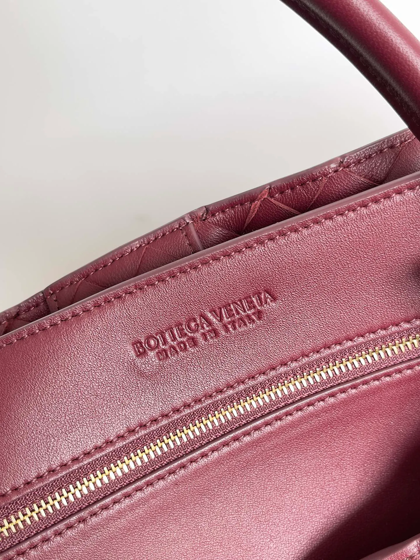 Batch 3760 Recently, the same style of bag that celebrities love is both high-end and practical. Michelle Yeoh, Kim Namjoon, Jing Boran, Tong Liya, Sun Qian, Wu Qianyu, Du Juan, Ma Yili and Bai Baihe are all carrying Bottega Veneta summer series Andiamo handbags. Andiamo has a simple structure and rounded lines. The whole piece is made of Nappa leather. It is comfortable, soft and dynamic. It adds interest to daily life and can be easily matched with various styles. Andiamo handbags are available in three sizes: small, medium and large. There are many colors to choose from, which can meet different needs. You can really carry it whether it is daily or attending events. Style number: 743575 Size: 45*22*34 including handle height 44cm